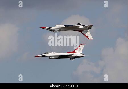 191020 -- HOUSTON, le 20 octobre 2019 -- des avions des Thunderbirds de l'US Air Force effectuent des acrobaties aériennes lors du Wings Over Houston Airshow annuel à l'aéroport d'Ellington, dans l'État américain du Texas, le 19 octobre 2019. Le spectacle aérien annuel a débuté samedi à l'aéroport d'Ellington. U.S.-HOUSTON-AIRSHOW-THUNDERBIRDS SongxQiong PUBLICATIONxNOTxINxCHN Banque D'Images