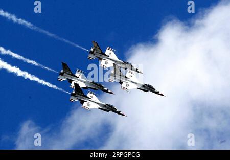 191020 -- HOUSTON, le 20 octobre 2019 -- des avions des Thunderbirds de l'US Air Force effectuent des acrobaties aériennes lors du Wings Over Houston Airshow annuel à l'aéroport d'Ellington, dans l'État américain du Texas, le 19 octobre 2019. Le spectacle aérien annuel a débuté samedi à l'aéroport d'Ellington. U.S.-HOUSTON-AIRSHOW-THUNDERBIRDS SongxQiong PUBLICATIONxNOTxINxCHN Banque D'Images