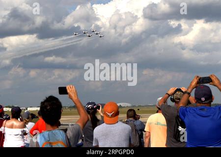 191020 -- HOUSTON, le 20 octobre 2019 -- les visiteurs regardent la performance acrobatique des Thunderbirds de l'US Air Force lors du salon annuel Wings Over Houston Airshow à l'aéroport d'Ellington, dans l'État américain du Texas, le 19 octobre 2019. Le spectacle aérien annuel a débuté samedi à l'aéroport d'Ellington. U.S.-HOUSTON-AIRSHOW-THUNDERBIRDS SongxQiong PUBLICATIONxNOTxINxCHN Banque D'Images