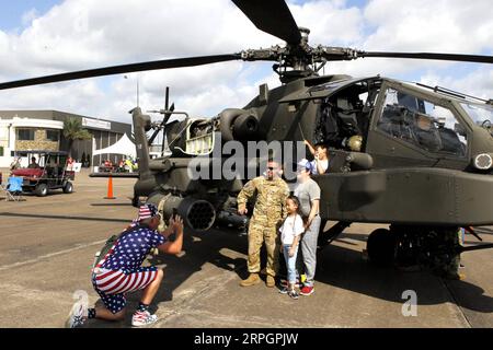 191020 -- HOUSTON, le 20 octobre 2019 -- les visiteurs prennent des photos lors du salon annuel Wings Over Houston Airshow à l'aéroport d'Ellington dans l'État américain du Texas, le 19 octobre 2019. Le spectacle aérien annuel a débuté samedi à l'aéroport d'Ellington, avec des représentations aériennes et des expositions. U.S.-HOUSTON-AIRSHOW SongxQiong PUBLICATIONxNOTxINxCHN Banque D'Images