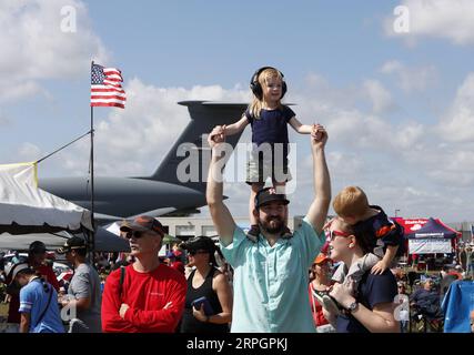 191020 -- HOUSTON, le 20 octobre 2019 -- les visiteurs assistent à des représentations lors du salon annuel Wings Over Houston Airshow à l'aéroport d'Ellington, dans l'État américain du Texas, le 19 octobre 2019. Le spectacle aérien annuel a débuté samedi à l'aéroport d'Ellington, avec des représentations aériennes et des expositions. U.S.-HOUSTON-AIRSHOW SongxQiong PUBLICATIONxNOTxINxCHN Banque D'Images