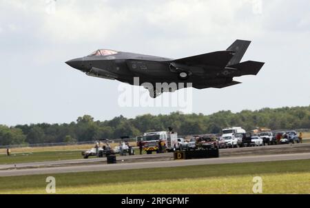 191020 -- HOUSTON, le 20 octobre 2019 -- un avion de chasse F-35 se produit lors du salon annuel Wings Over Houston Airshow à l'aéroport d'Ellington, dans l'État du Texas, aux États-Unis, le 19 octobre 2019. Le spectacle aérien annuel a débuté samedi à l'aéroport d'Ellington, avec des représentations aériennes et des expositions. U.S.-HOUSTON-AIRSHOW SongxQiong PUBLICATIONxNOTxINxCHN Banque D'Images