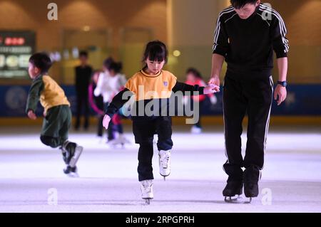 191020 -- PÉKIN, le 20 octobre 2019 -- Un entraîneur R enseigne le patinage à une fille dans la patinoire Century Star Rink à Kunming, capitale de la province du Yunnan du sud-ouest de la Chine, le 16 mars 2017. Xinhua Headlines : l'industrie des sports d'hiver relie la Chine et le monde LinxYiguang PUBLICATIONxNOTxINxCHN Banque D'Images