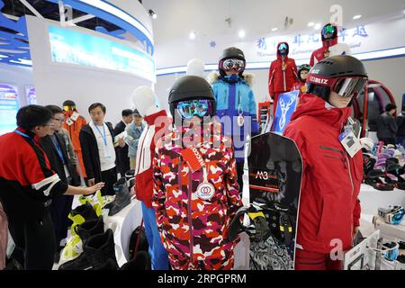 191020 -- BEIJING, le 20 octobre 2019 -- les visiteurs découvrent les engins pour les sports d'hiver à l'exposition mondiale des sports d'hiver de Beijing 2019 à Beijing, capitale de la Chine, le 17 octobre 2019. Xinhua Headlines : l'industrie des sports d'hiver relie la Chine et le monde JuxHuanzong PUBLICATIONxNOTxINxCHN Banque D'Images