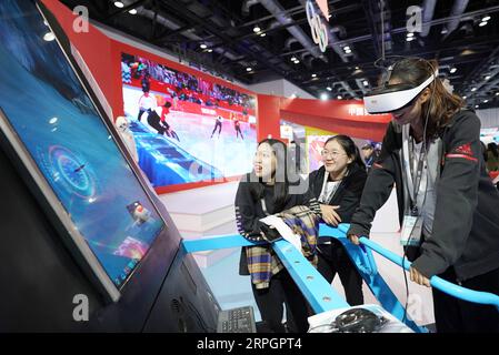 191020 -- BEIJING, le 20 octobre 2019 -- Un visiteur R porte des lunettes VR pour jouer à un match de ski à l'exposition World Winter Sports Beijing Expo 2019 à Beijing, capitale de la Chine, le 17 octobre 2019. Xinhua Headlines : l'industrie des sports d'hiver relie la Chine et le monde JuxHuanzong PUBLICATIONxNOTxINxCHN Banque D'Images