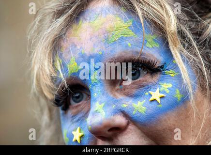 191021 -- PÉKIN, le 21 octobre 2019 -- Une femme au visage peint aux couleurs d'un drapeau de l'UE participe à l'événement ensemble pour le final Say sur la place du Parlement à Londres, en Grande-Bretagne, le 19 octobre 2019. Des dizaines de milliers de personnes ont défilé samedi dans le centre de Londres pour exiger un dernier mot sur le départ de la Grande-Bretagne de l'Union européenne. PHOTOS XINHUA DU JOUR HanxYan PUBLICATIONxNOTxINxCHN Banque D'Images