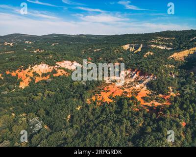 Vue panoramique d'en haut sur le paysage abstrait de falaises ocres du canyon Rustrel. Colorado provençal, Vaucluse, Rustrel, Colorado Provencal, France Banque D'Images