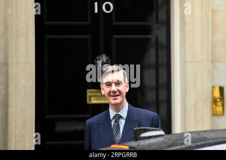 191021 -- LONDRES, le 21 octobre 2019 Xinhua -- le leader britannique de la Chambre des communes Jacob Rees-Mogg quitte le 10 Downing Street à Londres, en Grande-Bretagne, le 21 octobre 2019. Le président de la Chambre des communes britannique, John Bercow, a rejeté lundi la candidature du gouvernement pour un vote significatif sur l'accord Londres-Bruxelles sur le Brexit. Photo de Stephen Chung/Xinhua BRITAIN-LONDRES-COMMONS SPEAKER-REJECTION-GOV T BID FOR BREXIT DEAL VOTE PUBLICATIONxNOTxINxCHN Banque D'Images