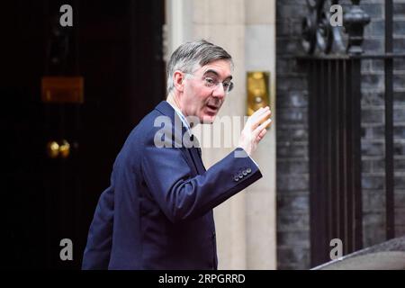 191021 -- LONDRES, le 21 octobre 2019 Xinhua -- le leader britannique de la Chambre des communes Jacob Rees-Mogg arrive au 10 Downing Street à Londres, en Grande-Bretagne, le 21 octobre 2019. Le président de la Chambre des communes britannique, John Bercow, a rejeté lundi la candidature du gouvernement pour un vote significatif sur l'accord Londres-Bruxelles sur le Brexit. Photo de Stephen Chung/Xinhua BRITAIN-LONDRES-COMMONS SPEAKER-REJECTION-GOV T BID FOR BREXIT DEAL VOTE PUBLICATIONxNOTxINxCHN Banque D'Images