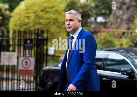 191021 -- LONDRES, le 21 octobre 2019 Xinhua -- le secrétaire britannique au Brexit Stephen Barclay arrive au 10 Downing Street à Londres, en Grande-Bretagne, le 21 octobre 2019. Le président de la Chambre des communes britannique, John Bercow, a rejeté lundi la candidature du gouvernement pour un vote significatif sur l'accord Londres-Bruxelles sur le Brexit. Photo de Stephen Chung/Xinhua BRITAIN-LONDRES-COMMONS SPEAKER-REJECTION-GOV T BID FOR BREXIT DEAL VOTE PUBLICATIONxNOTxINxCHN Banque D'Images