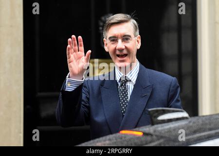 Actualités Bilder des Tages 191021 -- LONDRES, le 21 octobre 2019 Xinhua -- le leader britannique de la Chambre des communes Jacob Rees-Mogg quitte le 10 Downing Street à Londres, en Grande-Bretagne, le 21 octobre 2019. Le président de la Chambre des communes britannique, John Bercow, a rejeté lundi la candidature du gouvernement pour un vote significatif sur l'accord Londres-Bruxelles sur le Brexit. Photo de Stephen Chung/Xinhua BRITAIN-LONDRES-COMMONS SPEAKER-REJECTION-GOV T BID FOR BREXIT DEAL VOTE PUBLICATIONxNOTxINxCHN Banque D'Images