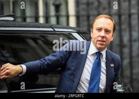 191021 -- LONDRES, le 21 octobre 2019 Xinhua -- le secrétaire d'État britannique à la Santé et aux Affaires sociales Matt Hancock arrive au 10 Downing Street à Londres, en Grande-Bretagne, le 21 octobre 2019. Le président de la Chambre des communes britannique, John Bercow, a rejeté lundi la candidature du gouvernement pour un vote significatif sur l'accord Londres-Bruxelles sur le Brexit. Photo de Stephen Chung/Xinhua BRITAIN-LONDRES-COMMONS SPEAKER-REJECTION-GOV T BID FOR BREXIT DEAL VOTE PUBLICATIONxNOTxINxCHN Banque D'Images