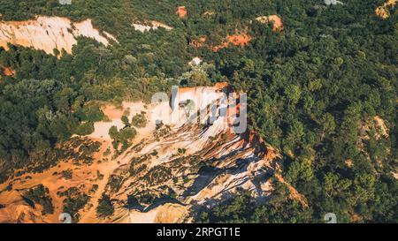 Vue panoramique d'en haut sur le paysage abstrait de falaises ocres du canyon Rustrel. Colorado provençal, Vaucluse, Rustrel, Colorado Provencal, France Banque D'Images