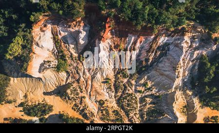 Vue panoramique d'en haut sur le paysage abstrait de falaises ocres du canyon Rustrel. Colorado provençal, Vaucluse, Rustrel, Colorado Provencal, France Banque D'Images