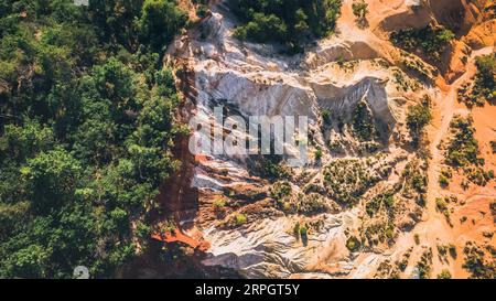 Vue panoramique d'en haut sur le paysage abstrait de falaises ocres du canyon Rustrel. Colorado provençal, Vaucluse, Rustrel, Colorado Provencal, France Banque D'Images