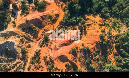 Vue panoramique d'en haut sur le paysage abstrait de falaises ocres du canyon Rustrel. Colorado provençal, Vaucluse, Rustrel, Colorado Provencal, France Banque D'Images