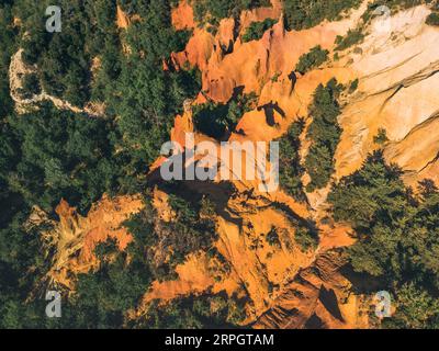 Vue panoramique d'en haut sur le paysage abstrait de falaises ocres du canyon Rustrel. Colorado provençal, Vaucluse, Rustrel, Colorado Provencal, France Banque D'Images