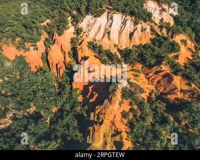 Vue panoramique d'en haut sur le paysage abstrait de falaises ocres du canyon Rustrel. Colorado provençal, Vaucluse, Rustrel, Colorado Provencal, France Banque D'Images