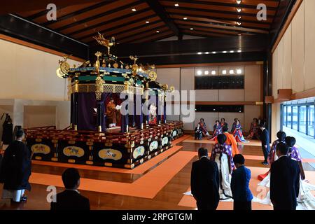191022 -- TOKYO, le 22 octobre 2019 Xinhua -- l'Empereur Naruhito et l'Impératrice Masako assistent à la cérémonie de couronnement de l'Empereur dans la salle d'État de Seiden au Palais impérial de Tokyo, Japon, le 22 octobre 2019. Mardi, l'empereur japonais Naruhito a proclamé son intronisation lors d'une cérémonie hautement ritualisée de style ancien qui s'est tenue dans la salle d'État de Seiden au Palais impérial de Tokyo devant 2 000 invités du monde entier. Lors de la cérémonie officielle du couronnement connue sous le nom de Sokuirei Seiden no gi, l'empereur de 59 ans portait une robe brun rougeâtre foncé connue sous le nom de Korozen no goho portée uniquement par l'emper Banque D'Images