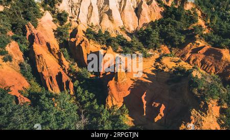 Vue panoramique d'en haut sur le paysage abstrait de falaises ocres du canyon Rustrel. Colorado provençal, Vaucluse, Rustrel, Colorado Provencal, France Banque D'Images