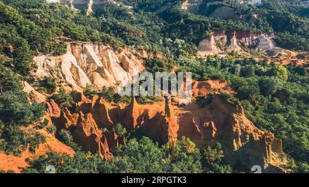 Vue panoramique d'en haut sur le paysage abstrait de falaises ocres du canyon Rustrel. Colorado provençal, Vaucluse, Rustrel, Colorado Provencal, France Banque D'Images