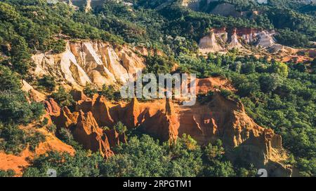 Vue panoramique d'en haut sur le paysage abstrait de falaises ocres du canyon Rustrel. Colorado provençal, Vaucluse, Rustrel, Colorado Provencal, France Banque D'Images