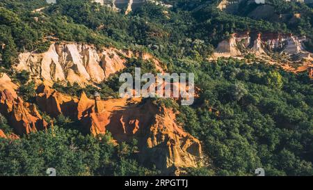 Vue panoramique d'en haut sur le paysage abstrait de falaises ocres du canyon Rustrel. Colorado provençal, Vaucluse, Rustrel, Colorado Provencal, France Banque D'Images