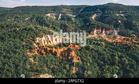 Vue panoramique d'en haut sur le paysage abstrait de falaises ocres du canyon Rustrel. Colorado provençal, Vaucluse, Rustrel, Colorado Provencal, France Banque D'Images