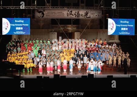 191022 -- SYDNEY, le 22 octobre 2019 -- des élèves se produisent lors du Sydney Chinese Language Spectacular 2019 à Sydney, Australie, le 22 octobre 2019. Plus de 500 élèves de plus de 30 écoles locales ont démontré leurs compétences en chinois au Sydney Chinese Language Spectacular. Photo de /Xinhua AUSTRALIE-SYDNEY-LANGUE CHINOISE SPECTACULAIRE ZhuxHongye PUBLICATIONxNOTxINxCHN Banque D'Images