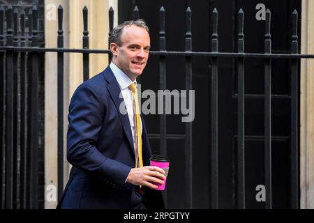 191022 -- LONDRES, le 22 octobre 2019 Xinhua -- le ministre britannique des Affaires étrangères Dominic Raab arrive pour une réunion du Cabinet au 10 Downing Street à Londres, en Grande-Bretagne, le 22 octobre 2019. Le Premier ministre britannique Boris Johnson a été battu mardi lors d’un vote sur son calendrier du Brexit, ce qui signifie que son gouvernement pourrait pousser à des élections générales. Photo de Stephen Chung/Xinhua BRITAIN-LONDON-CABINET MEETING PUBLICATIONxNOTxINxCHN Banque D'Images