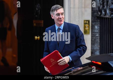 191022 -- LONDRES, le 22 octobre 2019 Xinhua -- Jacob Rees-Mogg, chef de la Chambre des communes du Royaume-Uni, arrive pour une réunion du Cabinet au 10 Downing Street à Londres, en Grande-Bretagne, le 22 octobre 2019. Le Premier ministre britannique Boris Johnson a été battu mardi lors d’un vote sur son calendrier du Brexit, ce qui signifie que son gouvernement pourrait pousser à des élections générales. Photo de Stephen Chung/Xinhua BRITAIN-LONDON-CABINET MEETING PUBLICATIONxNOTxINxCHN Banque D'Images