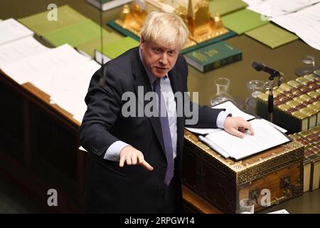 Actualités Bilder des Tages 191022 -- LONDRES, le 22 octobre 2019 Xinhua -- le Premier ministre britannique Boris Johnson prend la parole à la Chambre des communes à Londres, en Grande-Bretagne, le 22 octobre 2019. Boris Johnson a été battu mardi lors d’un vote sur son calendrier du Brexit, ce qui signifie que son gouvernement pourrait pousser à des élections générales. Jessica Taylor/UK Parliament/document via Xinhua HOC CRÉDIT OBLIGATOIRE : UK Parliament/Jessica Taylor BRITAIN-LONDRES-PM-BREXIT TICLE-PARLIAMENT-REJET PUBLICATIONxNOTxINxCHN Banque D'Images