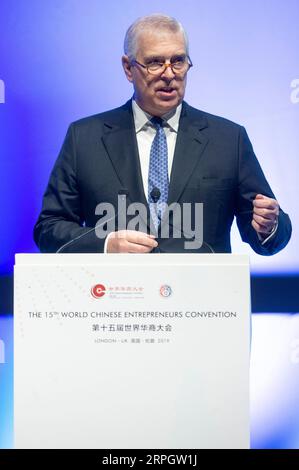 191022 -- LONDRES, le 22 octobre 2019 Xinhua -- le prince Andrew, duc d'York, prononce le discours d'ouverture de la 15e Convention mondiale des entrepreneurs chinois WCEC à Londres, en Grande-Bretagne, le 22 octobre 2019. Avec les innovations technologiques en IA et 5G transformant le monde qui nous entoure, la Chine et la Grande-Bretagne peuvent explorer de près comment appliquer ces technologies dans l’éducation et les soins de santé, a déclaré mardi le prince Andrew, duc d’York. Photo Ray Tang/Xinhua BRITAIN-LONDON-CHINESE ENTREPRENEURS-WCEC PUBLICATIONxNOTxINxCHN Banque D'Images