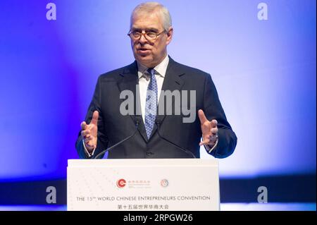 191022 -- LONDRES, le 22 octobre 2019 Xinhua -- le prince Andrew, duc d'York, prononce le discours d'ouverture de la 15e Convention mondiale des entrepreneurs chinois WCEC à Londres, en Grande-Bretagne, le 22 octobre 2019. Avec les innovations technologiques en IA et 5G transformant le monde qui nous entoure, la Chine et la Grande-Bretagne peuvent explorer de près comment appliquer ces technologies dans l’éducation et les soins de santé, a déclaré mardi le prince Andrew, duc d’York. Photo Ray Tang/Xinhua BRITAIN-LONDON-CHINESE ENTREPRENEURS-WCEC PUBLICATIONxNOTxINxCHN Banque D'Images