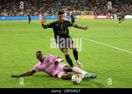 Los Angeles, Californie, États-Unis. 3 septembre 2023. Le défenseur de l'Inter Miami CF KAMAL MILLER (31) affronte le milieu de terrain du Los Angeles FC CRISTIAN OLIVERA (25) lors d'un match de soccer entre le Los Angeles FC et l'Inter Miami CF au BMO Stadium de Los Angeles, en Californie. (Image de crédit : © Brenton Tse/ZUMA Press Wire) USAGE ÉDITORIAL SEULEMENT! Non destiné à UN USAGE commercial ! Banque D'Images