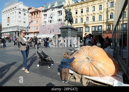 191023 -- ZAGREB, le 23 octobre 2019 -- la plus grande citrouille croate de 2019, pesant 580 kilogrammes, est exposée sur la place Ban Josip Jelacic dans le centre-ville de Zagreb, Croatie, le 23 octobre 2019. /Pixsell/Handout via Xinhua CROATIE-ZAGREB-CITROUILLE SanjinxStrukic PUBLICATIONxNOTxINxCHN Banque D'Images