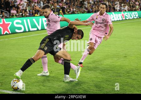 Los Angeles, Californie, États-Unis. 3 septembre 2023. Le défenseur du Los Angeles FC SERGI PALENCIA (30 ans) tente de contrôler le ballon tout en étant sous la pression du défenseur de l'Inter Miami CF JORDI ALBA (18 ans) et du milieu de terrain de l'Inter Miami CF SERGIO BUSQUETS (5 ans) lors d'un match de soccer entre le Los Angeles FC et l'Inter Miami CF au BMO Stadium de Los Angeles, Californie. (Image de crédit : © Brenton Tse/ZUMA Press Wire) USAGE ÉDITORIAL SEULEMENT! Non destiné à UN USAGE commercial ! Banque D'Images