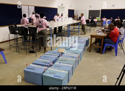 191024 -- GABORONE, 24 octobre 2019 Xinhua -- des membres du personnel travaillent au dépouillement des bulletins de vote à Gaborone, la capitale du Botswana, le 24 octobre 2019. Le Botswana a donné le coup d'envoi de sa 12e élection générale mercredi à 7 h, heure locale 0500 h GMT, avec l'ouverture des 2 296 bureaux de vote à temps dans les 57 circonscriptions. Photo de Tshekiso Tebalo/Xinhua BOTSWANA-GABORONE-VOTE-COUNTING PUBLICATIONxNOTxINxCHN Banque D'Images