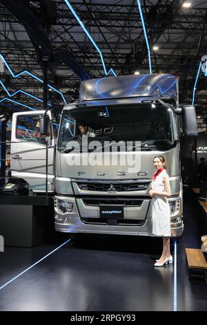 191024 -- TOKYO, 24 octobre 2019 -- une photo prise le 23 octobre 2019 montre un camion exposé au 46e salon de l'automobile de Tokyo à Tokyo, au Japon. Le 46e salon de l'automobile de Tokyo sur le thème de l'avenir ouvert a débuté jeudi pour présenter les derniers modèles de constructeurs automobiles mondiaux, en mettant l'accent sur les véhicules tournés vers l'avenir et de pointe, tels que les voitures autonomes. JAPON-TOKYO-SALON AUTOMOBILE MaxCaoran PUBLICATIONxNOTxINxCHN Banque D'Images