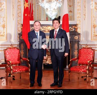 191024 -- TOKYO, le 24 octobre 2019 -- le vice-président chinois Wang Qishan L rencontre le Premier ministre japonais Shinzo Abe à Tokyo, Japon, le 23 octobre 2019. Le vice-président chinois, également envoyé spécial du président chinois Xi Jinping, effectue actuellement une visite au Japon, au cours de laquelle il a également assisté à la cérémonie d'intronisation de l'empereur japonais Naruhito. JAPON-TOKYO-CHINE-WANG QISHAN-SHINZO ABE-MEETING PANGXXINGLEI PUBLICATIONXNOTXINXCHN Banque D'Images