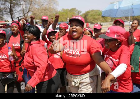 191024 -- GABORONE, 24 octobre 2019 Xinhua -- des partisans du parti démocratique botswanais au pouvoir, le BDP, assistent à un rassemblement alors que le dépouillement des bulletins de vote des élections législatives se poursuit à Gaborone, capitale du Botswana, le 24 octobre 2019. Le principal parti d opposition du Botswana, Umbrella for Democratic change UDC, a pris une avance rapide jeudi dans les premiers résultats des élections législatives nationales tenues mercredi. Au moment de la mise sous presse, seuls cinq des 57 résultats des circonscriptions ont été vérifiés et publiés. Photo de Tshekiso Tebalo/Xinhua BOTSWANA-GABORONE-ELECTION-BALLOT COUNTI Banque D'Images