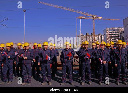 191025 -- BELGRADE, le 25 octobre 2019 -- des ouvriers chinois de la construction assistent à la cérémonie d'accueil pour l'arrivée du premier train de marchandises direct en provenance de Chine à Belgrade, Serbie, le 24 octobre 2019. Une cérémonie de bienvenue a eu lieu jeudi pour l'arrivée du premier train de marchandises dans la capitale serbe en provenance de Jinan, la capitale de la province de Shangdong de l'est de la Chine. Le président serbe Aleksandar Vucic a déclaré que 500 tonnes d'équipements livrés par le train nommé Qilu permettront aux chemins de fer chinois et à la China Communications Construction Company CCCC d'avancer à plein régime sur le train à grande vitesse Belgrade-Budapes Banque D'Images