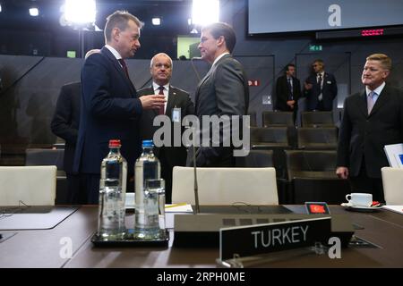 191025 -- BRUXELLES, 25 octobre 2019 -- le secrétaire américain à la Défense Mark Esper 3rd L, le ministre polonais de la Défense Mariusz Blaszczak 1st L et le ministre slovaque de la Défense Peter Gajdos 2nd L s'expriment devant la réunion du Conseil de l'Atlantique Nord en session des ministres de la Défense au siège de l'OTAN à Bruxelles, Belgique, le 25 octobre 2019. BELGIQUE-BRUXELLES-OTAN-DM-SESSION ZhengxHuansong PUBLICATIONxNOTxINxCHN Banque D'Images