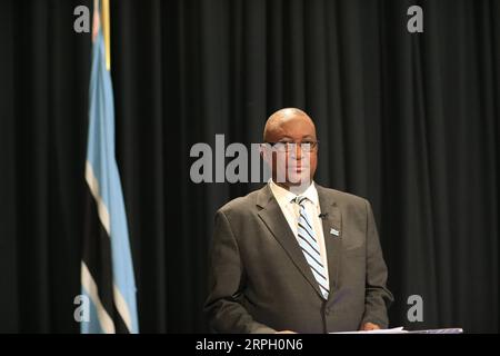 191025 -- GABORONE, 25 octobre 2019 -- Terrence Rannowane, juge en chef du Botswana, annonce que le Parti démocratique du Botswana au pouvoir a remporté les élections générales de 2019 après avoir obtenu 29 des 57 sièges parlementaires, à Gaborone, Botswana, le 25 octobre 2019. Le président sortant Mokgweetsi Masisi a remporté les élections générales du Botswana après que son parti ait obtenu la majorité à l Assemblée nationale, a déclaré vendredi le juge en chef. BOTSWANA-GABORONE-ELECTION-CHIEF JUSTICE yangmengxi PUBLICATIONxNOTxINxCHN Banque D'Images