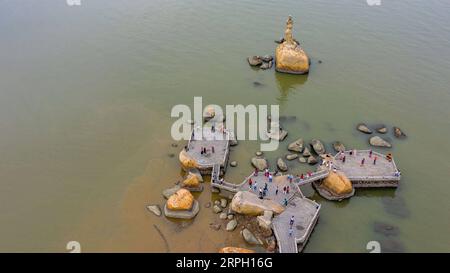 191026 -- MACAO, 26 octobre 2019 -- une photo aérienne prise le 24 octobre 2019 montre une vue de la statue de la pêcheuse, un monument de la ville de Zhuhai à Zhuhai, dans la province du Guangdong du sud de la Chine. Lancé le 23 octobre dernier, le pont de 55 km, connu comme le plus long pont-tunnel de traversée maritime au monde, relie la région administrative spéciale de Hong Kong en Chine, la ville de Zhuhai, dans la province méridionale du Guangdong, et la RAS de Macao, ce qui rend plus pratique pour les gens ordinaires de voyager les trois endroits en une seule journée. Cheong Kam Ka CHINE-HONG KONG-ZHUHAI-MACAO PONT-UN-AN ANNIVERSAIRE CN ZhangxJinjia pu Banque D'Images