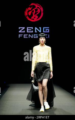 191026 -- BEIJING, 26 octobre 2019 -- Un mannequin présente des créations du designer Zeng Fengfei lors de la China Fashion week S/S 2020 à Beijing, capitale de la Chine, le 26 octobre 2019. CHINE-PÉKIN-MODE WEEKCN ChenxJianli PUBLICATIONxNOTxINxCHN Banque D'Images