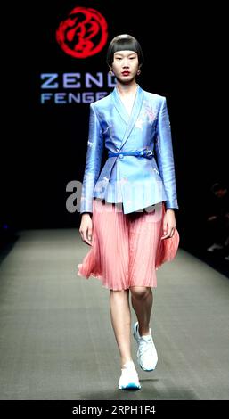 191026 -- BEIJING, 26 octobre 2019 -- Un mannequin présente des créations du designer Zeng Fengfei lors de la China Fashion week S/S 2020 à Beijing, capitale de la Chine, le 26 octobre 2019. CHINE-PÉKIN-MODE WEEKCN ChenxJianli PUBLICATIONxNOTxINxCHN Banque D'Images