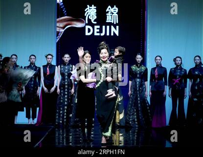 191026 -- BEIJING, 26 octobre 2019 -- le designer Zhou jinc accueille le public lors de la China Fashion week S/S 2020 à Beijing, capitale de la Chine, le 26 octobre 2019. CHINE-PÉKIN-SEMAINE DE LA MODE CN ChenxJianli PUBLICATIONxNOTxINxCHN Banque D'Images