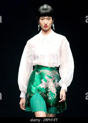 191026 -- BEIJING, 26 octobre 2019 -- Un mannequin présente des créations du designer Zeng Fengfei lors de la China Fashion week S/S 2020 à Beijing, capitale de la Chine, le 26 octobre 2019. CHINE-PÉKIN-MODE WEEKCN ChenxJianli PUBLICATIONxNOTxINxCHN Banque D'Images