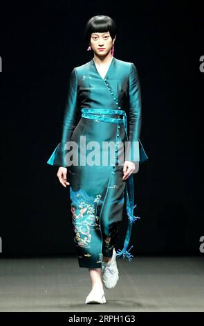 191026 -- BEIJING, 26 octobre 2019 -- Un mannequin présente des créations du designer Zeng Fengfei lors de la China Fashion week S/S 2020 à Beijing, capitale de la Chine, le 26 octobre 2019. CHINE-PÉKIN-MODE WEEKCN ChenxJianli PUBLICATIONxNOTxINxCHN Banque D'Images